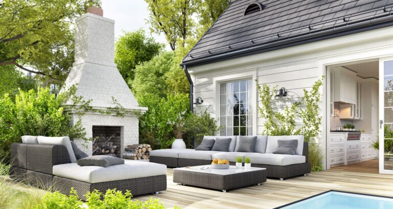 Terrasse extérieure avec mobilier de jardin, piscine et cheminée d'extérieur