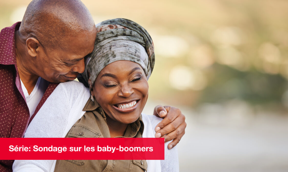 Couple d’âge moyen qui s’embrasse en souriant joyeusement