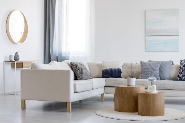 Un salon moderne avec un canapé en L de couleur crème