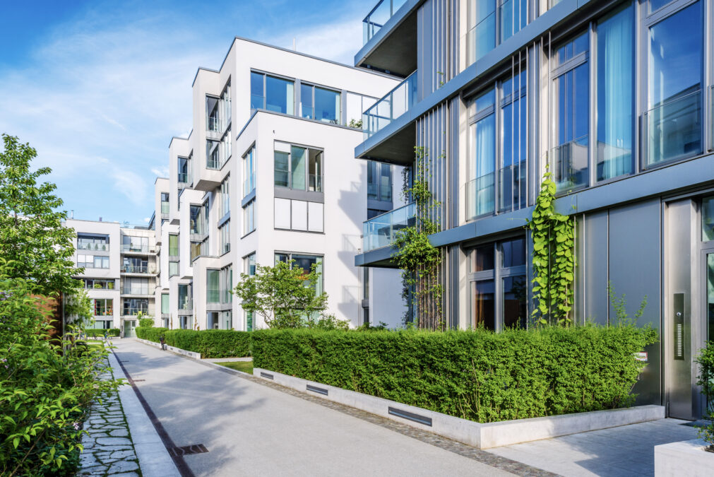 Extérieur d'immeubles en copropriété de faible hauteur avec allée paysagée