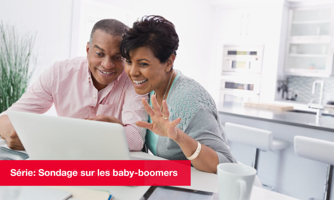 Couple d’âge mûr souriant, envoyant la main à quelqu’un lors d’une visioconférence