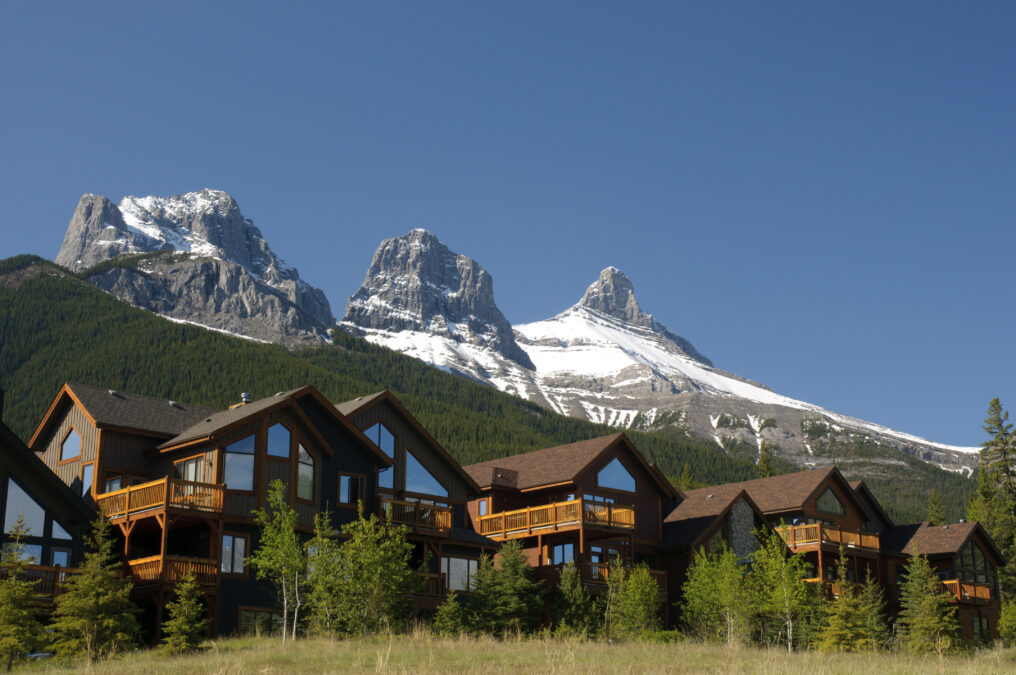 Rangée de toitures à Canmore, en Alberta, vue des montagnes à l’arrière-plan