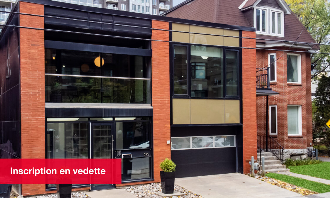 Extérieur d’une maison moderne à deux étages située à Ottawa