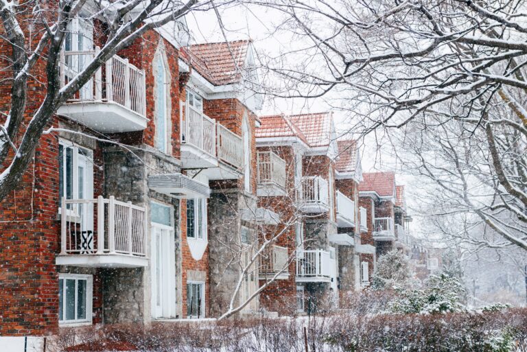 Image de maisons en rangées à l’hiver