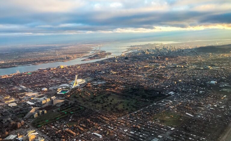 Vue aérienne de la ville de Montréal, Stade olympique