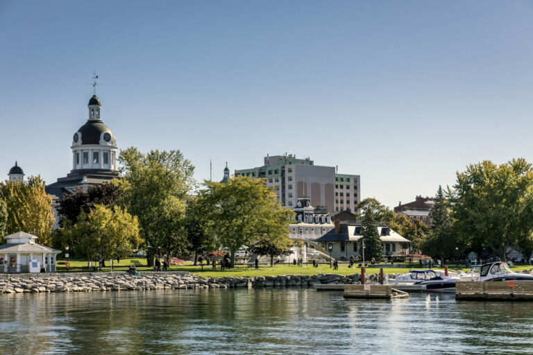 Vue de la mairie et du lac à Kingston, en Ontario