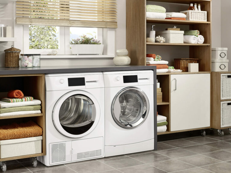 Une buanderie moderne et fonctionnelle comprenant une machine à laver et une sécheuse blanches