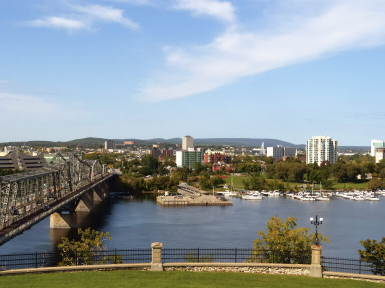 Vue sur la Rivière des Outaouais au Canada. Pont Alexandra entre Ottawa et Gatineau