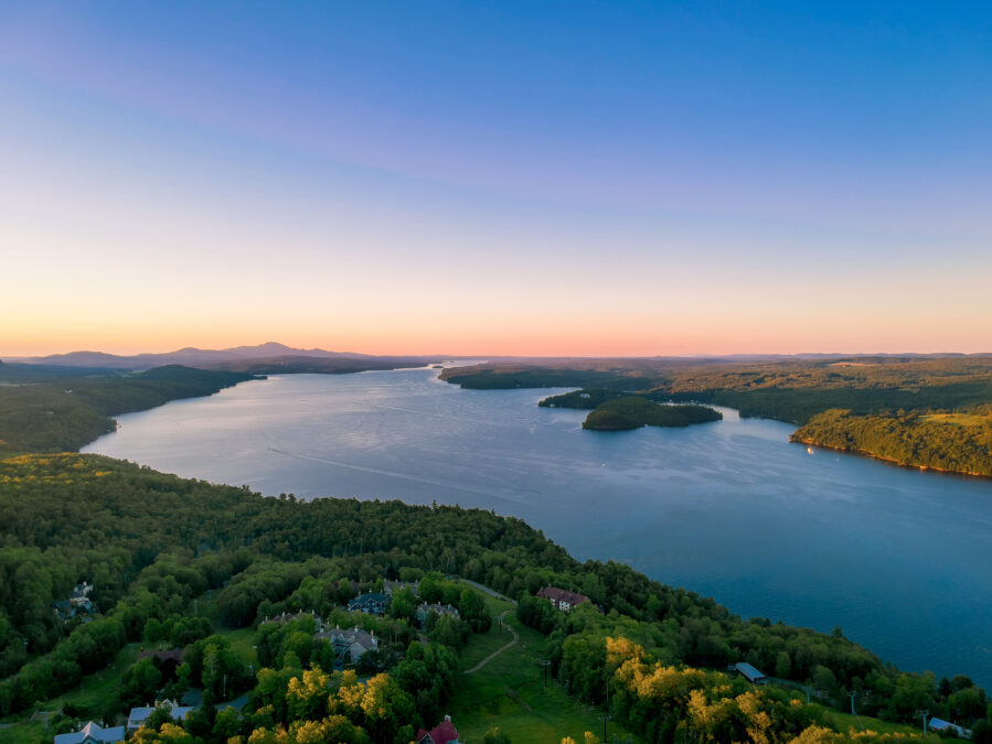 Vue aérienne du lac Memphrémagog, sur un beau coucher de soleil pris d’un drone
