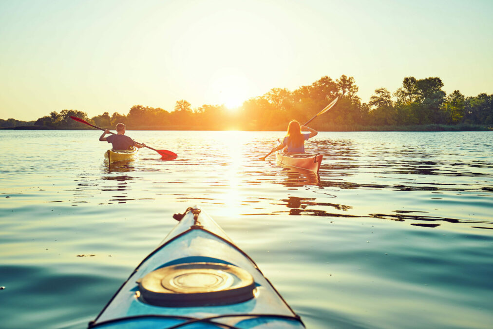 Deux kayakistes sur un lac paisible au coucher du soleil