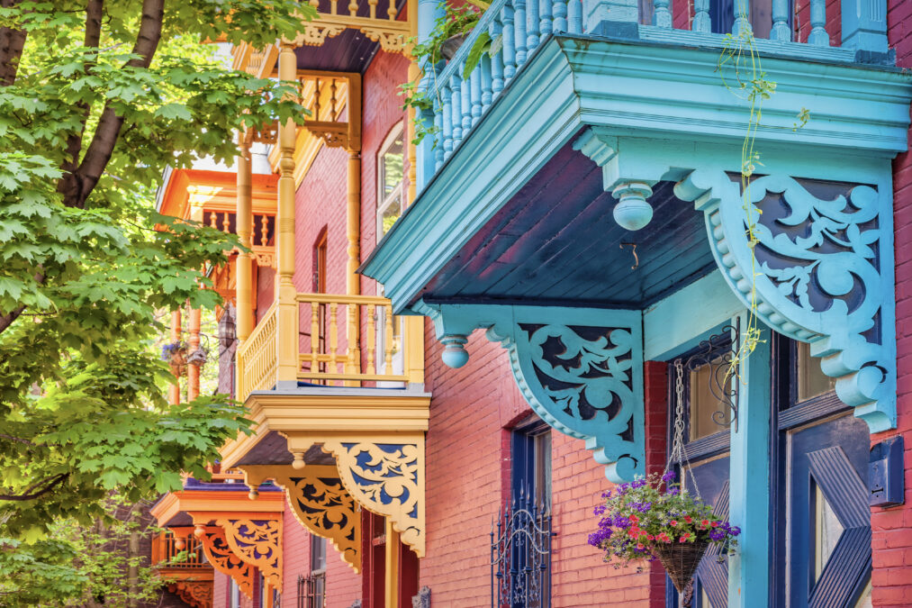 Vue d’extérieur de maisons de ville colorées sur une rue du Plateau-Mont-Royal à Montréal