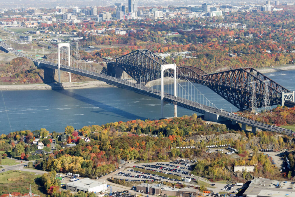 Vue aérienne d’automne des Ponts de Québec qui traversent le fleuve Saint-Laurent