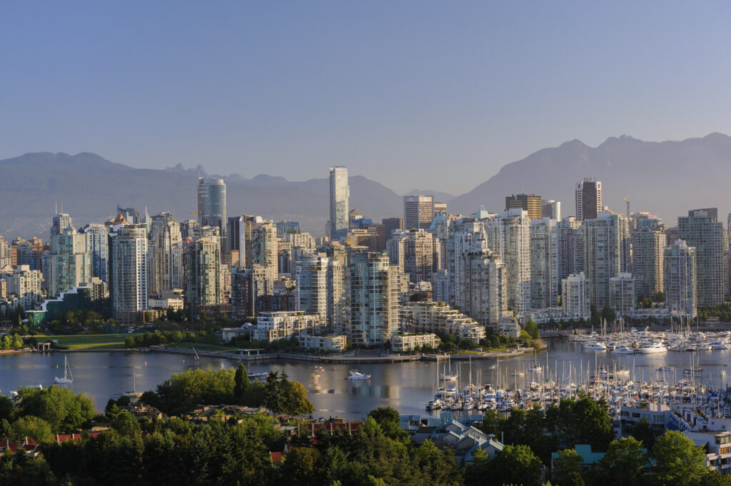 Le panorama du centre-ville de Vancouver surplombant le port au crépuscule