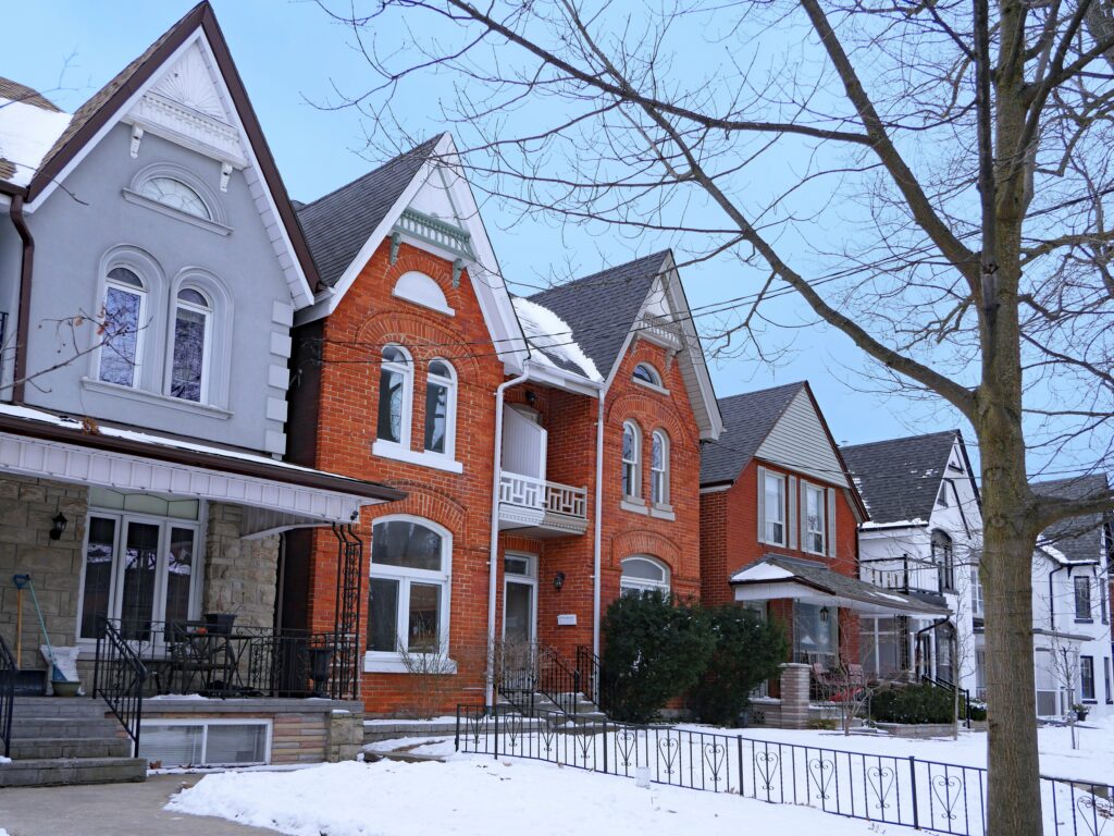 Rue résidentielle de Toronto avec des maisons jumelées à pignons