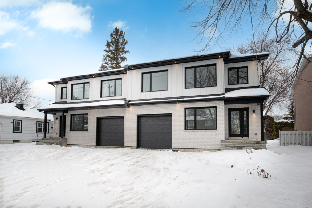 Une maison unifamiliale de deux étages blanc en hiver
