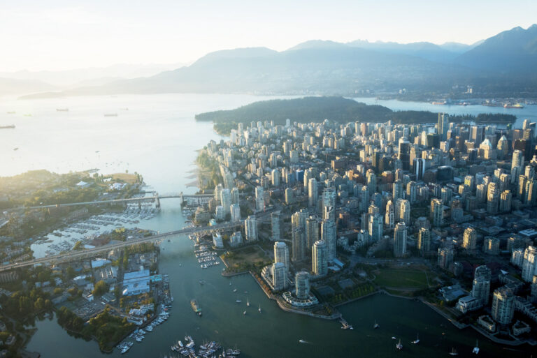 Vue aérienne de l'horizon du centre-ville de Vancouver en plein jour