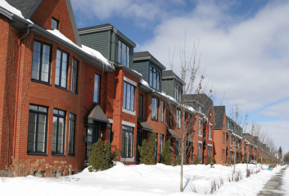 Des maisons en rangées en brique rouge pendant une journée hivernale