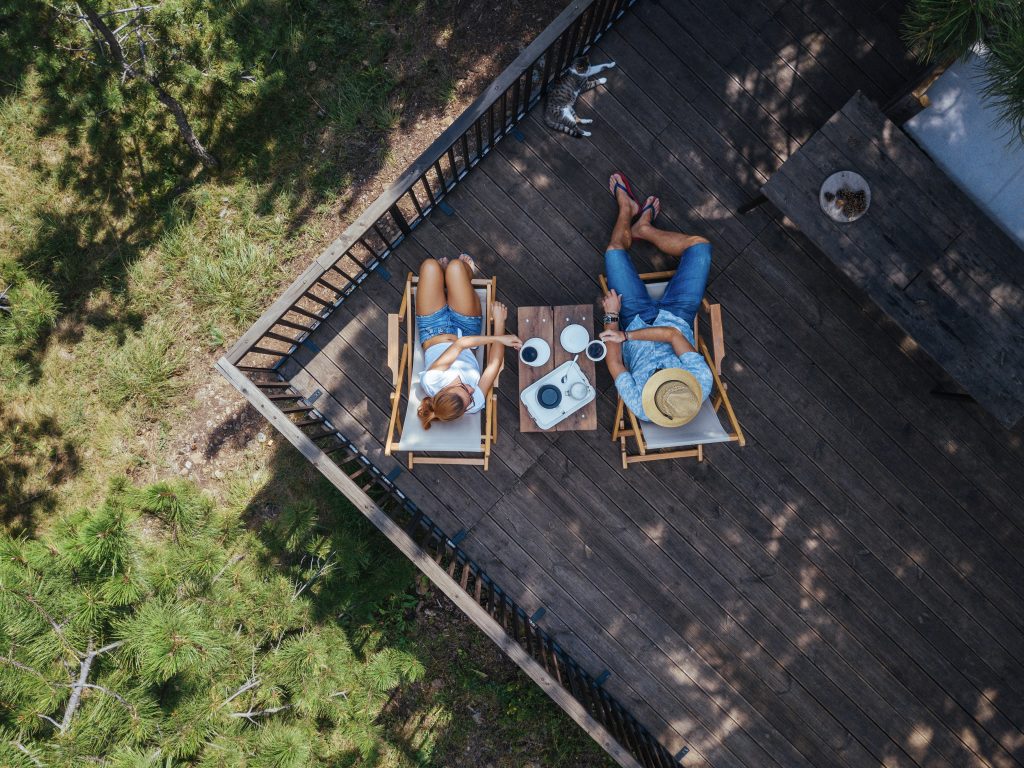 Jeune couple buvant un café en terrasse, vue aérienne