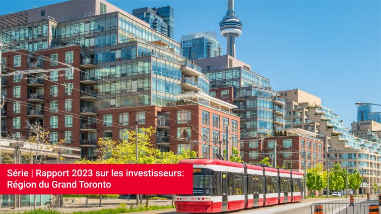Un tramway de Toronto passe devant une série d'immeubles d'habitation et la tour du CN