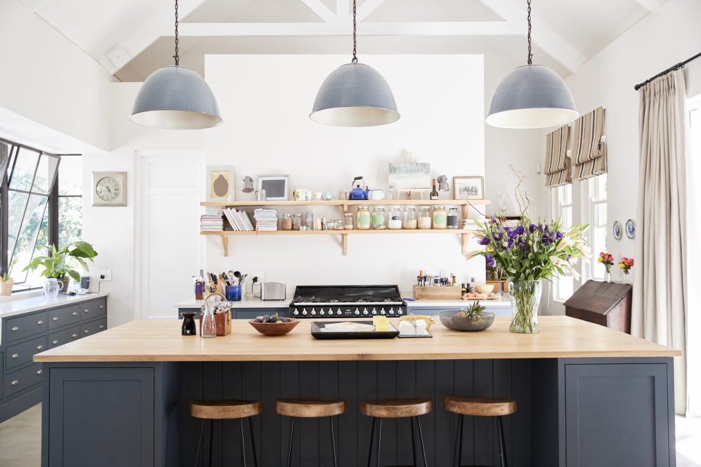 Une cuisine familiale moderne et lumineuse avec un îlot de style bloc de boucher