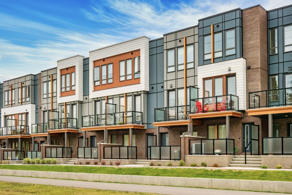 Une ligne de maisons en rangée modernes et colorées sous le ciel bleu