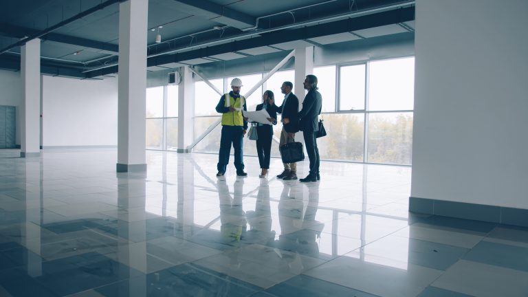 Une équipe de professionnels effectuant une inspection à l’intérieur d’un bâtiment commercial.