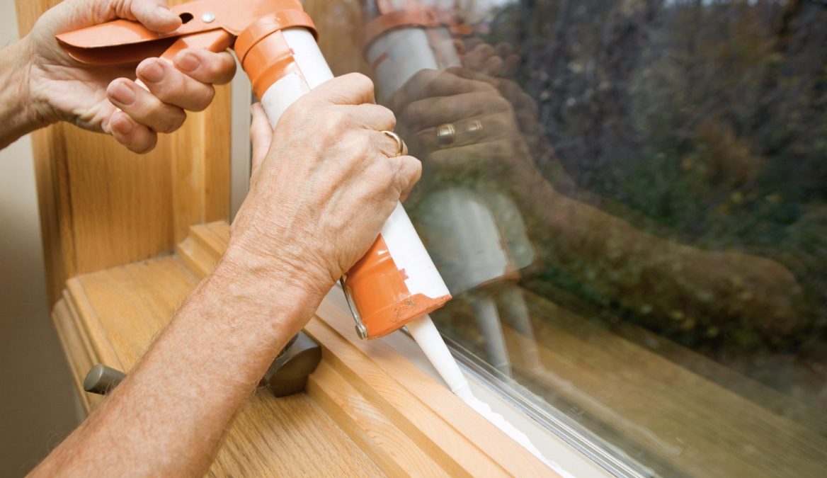Gros plan sur la fenêtre d’étanchéité des mains