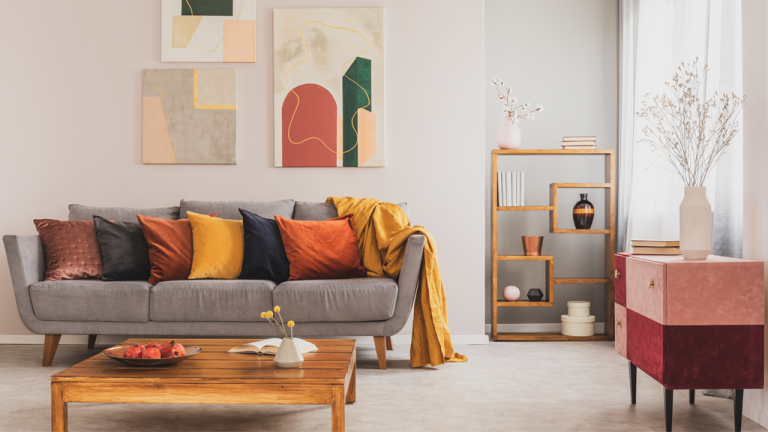 Un canapé gris dans un salon avec des coussins colorés