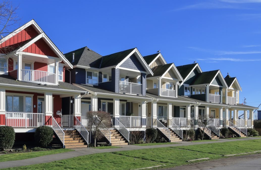 Une rangée de nouvelles maisons de ville pendant la journée
