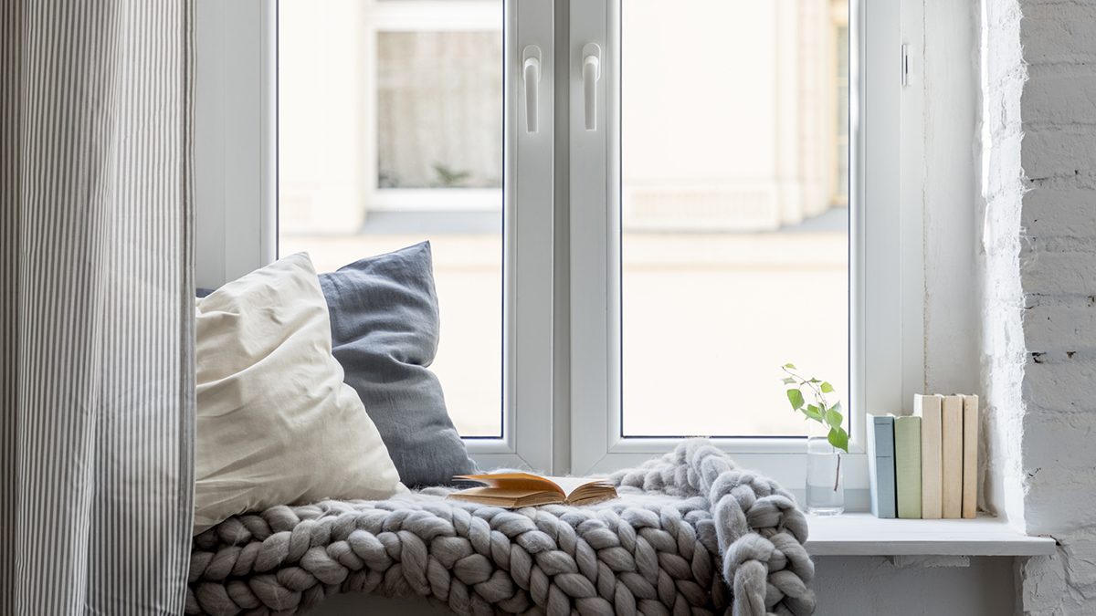 Intérieur d'une maison avec un espace de loisirs confortable à côté de la fenêtre