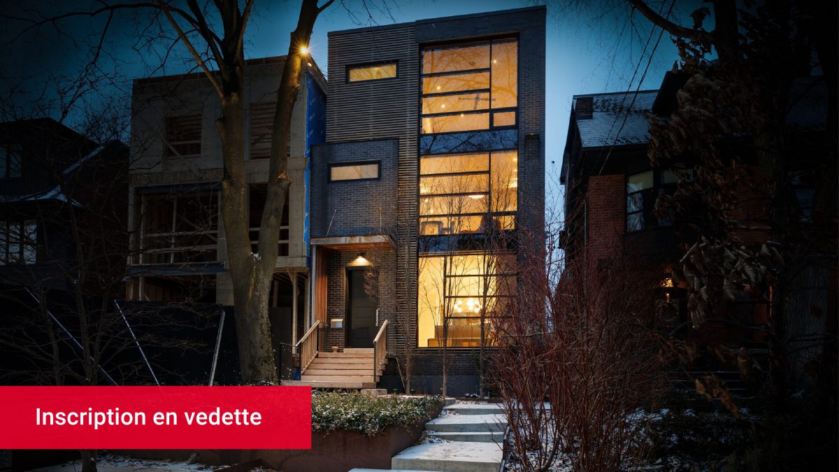 Une maison contemporaine de trois étages à Summerhill, Toronto, pendant l'hiver