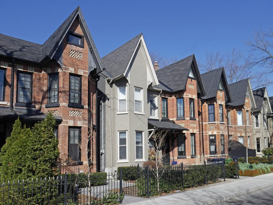Rue avec une rangée de maisons étroites en briques avec pignons