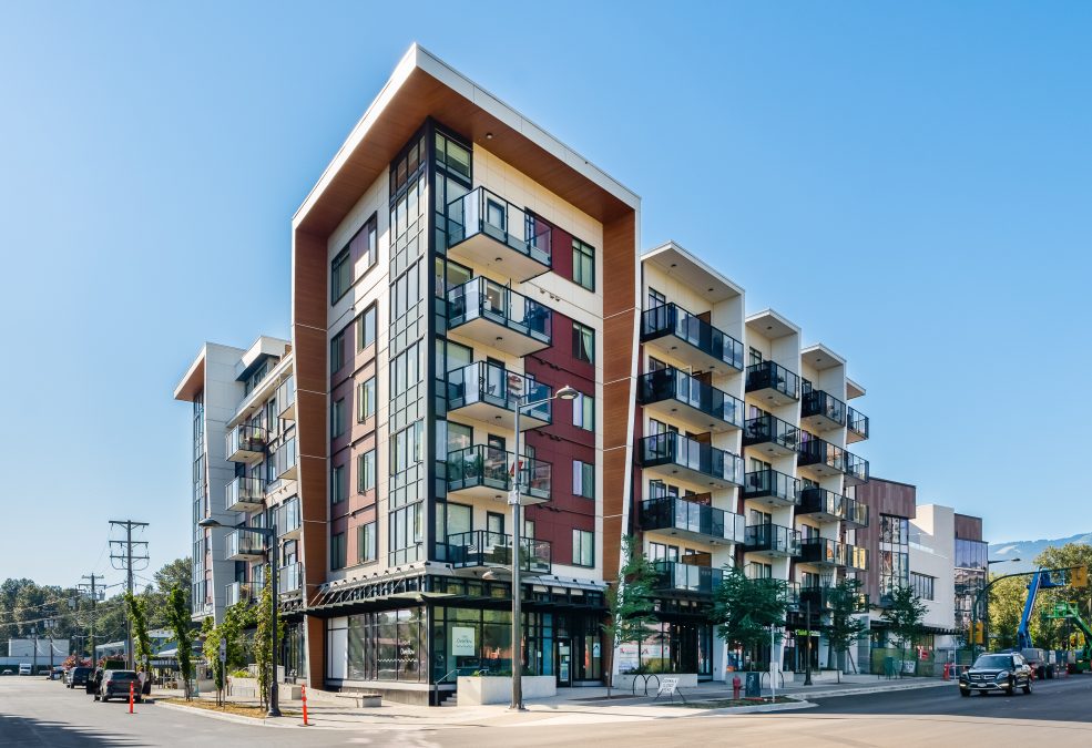 Un immeuble d'habitation moderne de Vancouver dans la journée