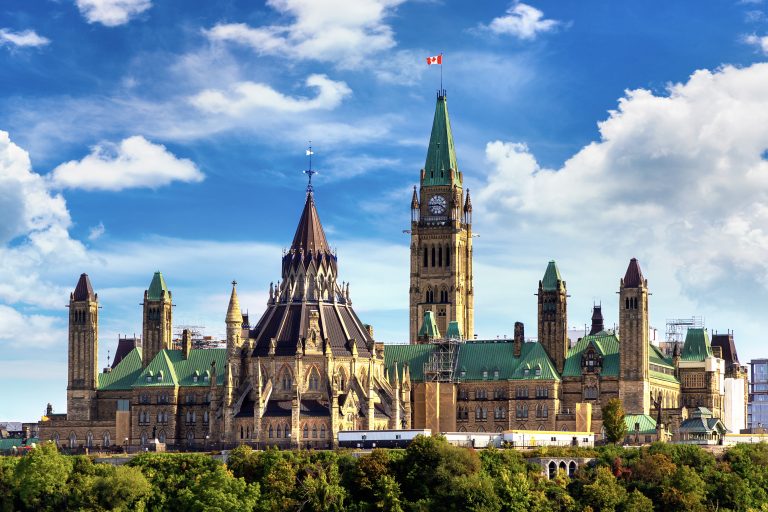 Le parlement canadien à Ottawa par une journée ensoleillée