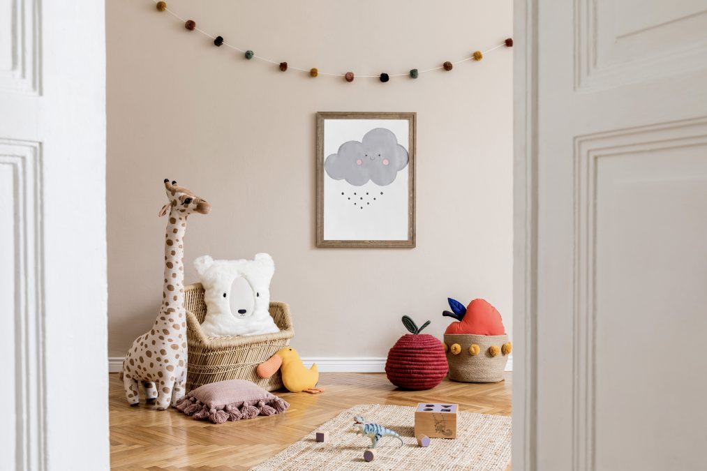 Intérieur élégant et moderne d'un nouveau-né scandinave avec cadre de photo ou d'affiche.