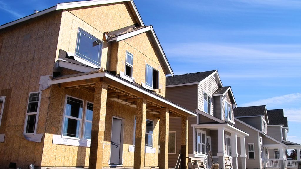 Photo grand angle d'une rangée de maisons dans un nouveau lotissement