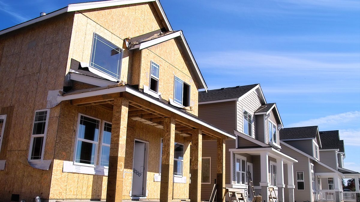 Photo grand angle d'une rangée de maisons dans un nouveau lotissement