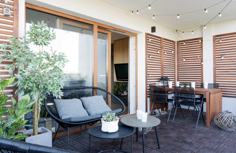 Comment créer une oasis extérieure pour votre balcon de condo ou votre petit patio cet été