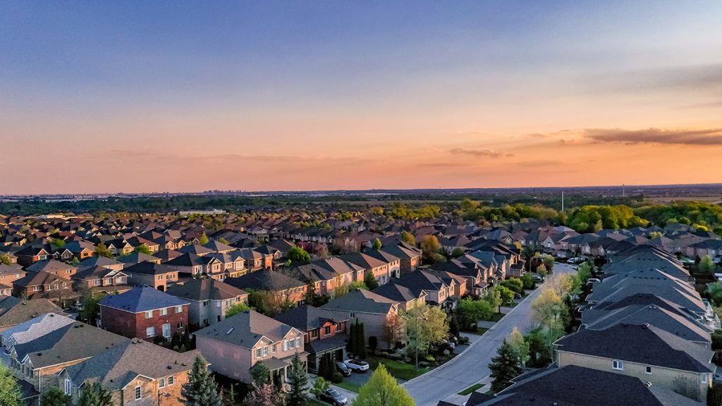 Vue aérienne d'un quartier de banlieue dans le sud de l'Ontario au coucher du soleil