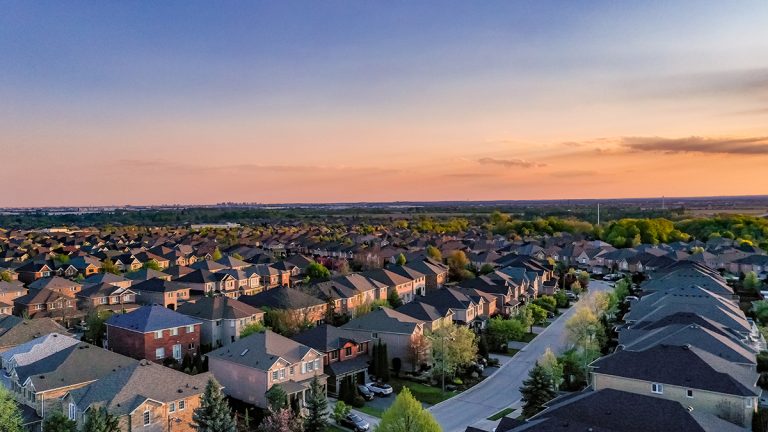 Vue aérienne d'un quartier de banlieue dans le sud de l'Ontario au coucher du soleil