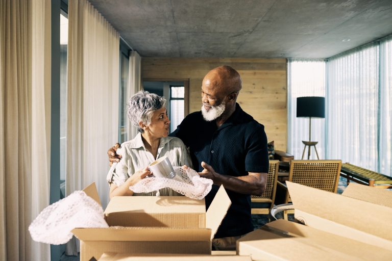 Couple déballant des cartons lors d'un déménagement