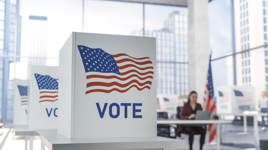 Une urne électorale américaine dans une salle de vote pendant la journée