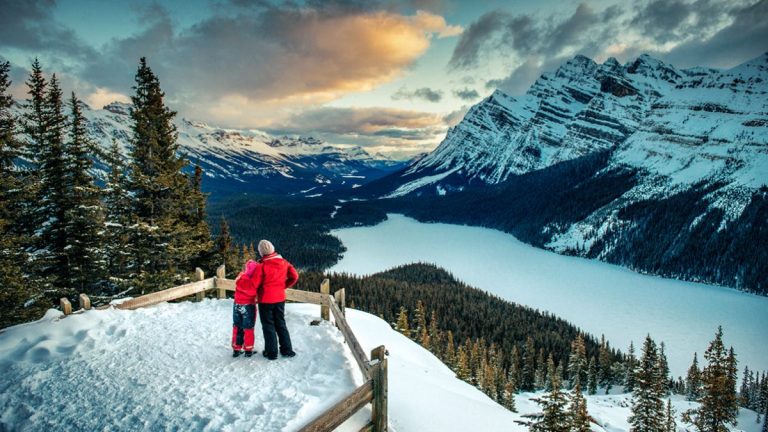 Randonneurs surplombant les montagnes à Banff, Alberta