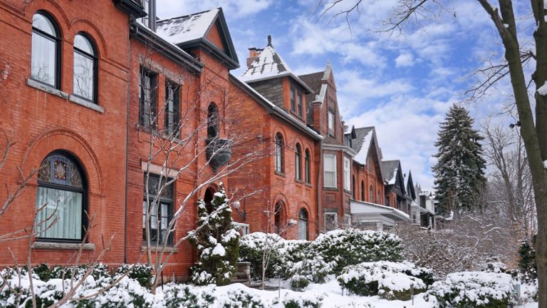 Maisons de ville en briques rouges sous la neige pendant la journée