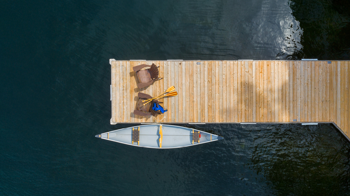 Vue aérienne d'un canoë dans l'eau attaché à un quai