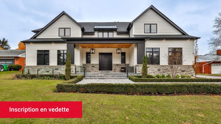 Une maison moderne blanche avec un toit en A dans un quartier de banlieue.