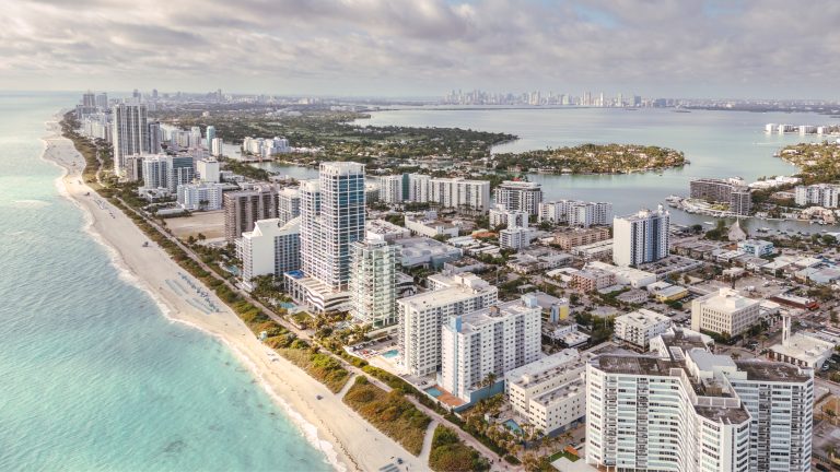 Vue aérienne du front de mer de Floride bordé d'immeubles en copropriété
