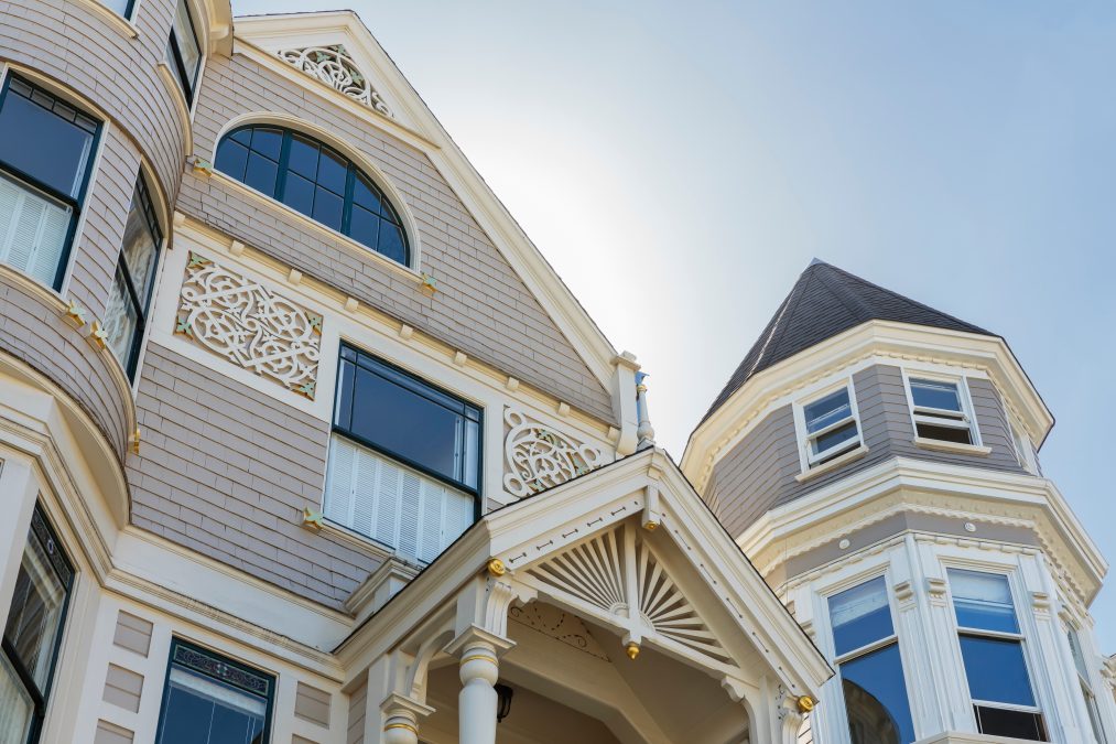 Rangée de maisons de ville victoriennes avec pignons