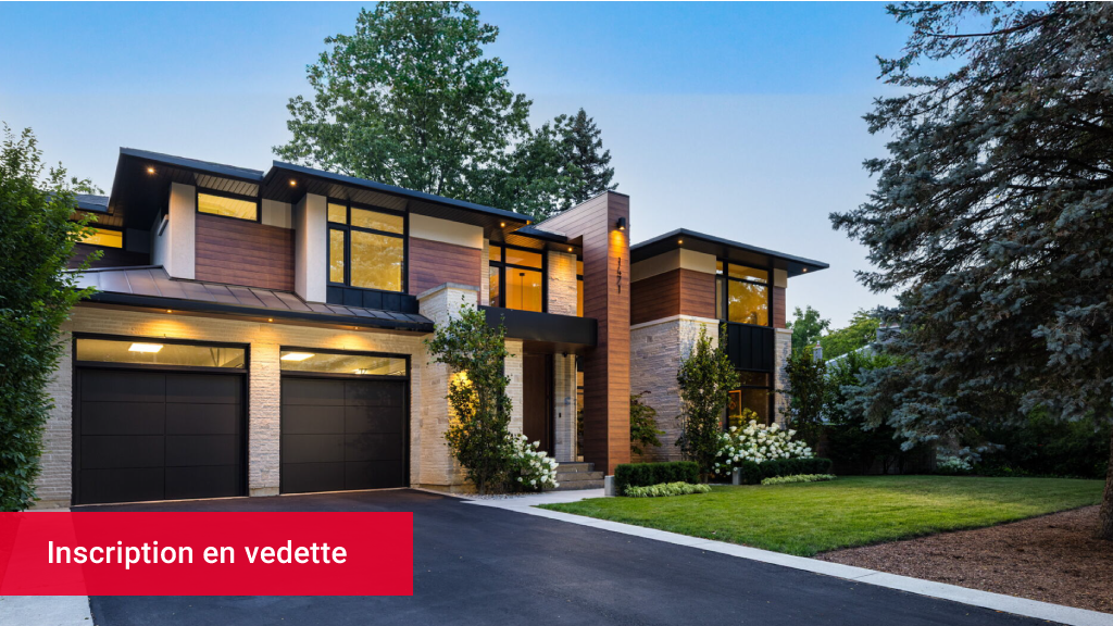 Vue extérieure de la façade d'une maison moderne de luxe la nuit