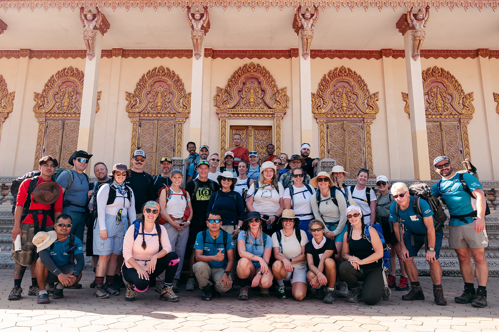 
Un groupe de randonneurs pose devant un temple au Cambodge